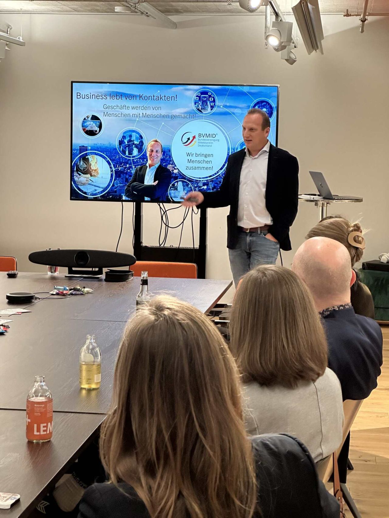 Nils Oehmichen hält einen Vortrag zu Datenschutz und Compliance bei einem BVMID-Event